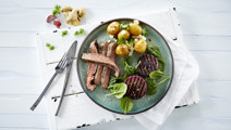 Grillet flanksteak med marinerede kartofler