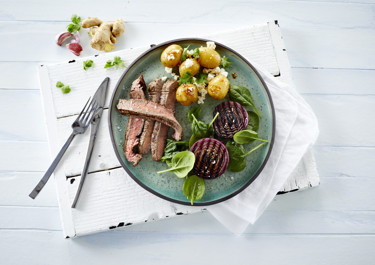 Grillet flanksteak med marinerede kartofler