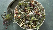 Salat med rød grønkål, æbler og tranebær