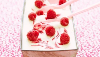 Vit chokladglass med hallon