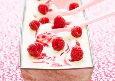 Vit chokladglass med hallon