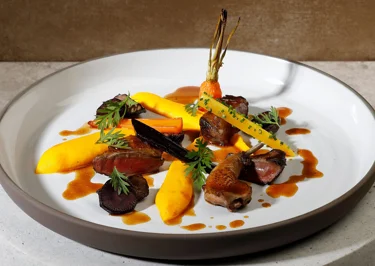 Värikäs ja monikäyttöinen porkkanapyree tuo lämpöä ja pehmeyttä lautaselle.