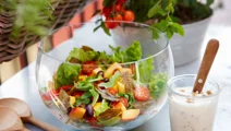 Sallad med salvia och valnötsdressing