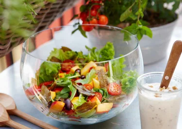 Sallad med salvia och valnötsdressing