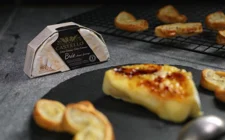 Crème brûlée de brie avec palmiers au poivre noir