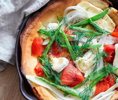 Dutch Baby mit sahnigem Weißschimmelkäse, Räucherlachs und Fenchel