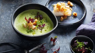 Krämig soppa på persiljerot med torsk och krasse