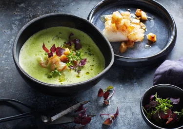 Krämig soppa på persiljerot med torsk och krasse