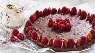 Lakritskladdkaka med karamelliserade mandlar och flingsalt