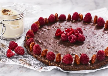 Lakritskladdkaka med karamelliserade mandlar och flingsalt