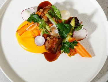 Lempeän makea ja täyteläinen – kurpitsapyree tuo väriä ja makua syksyisiin annoksiin.