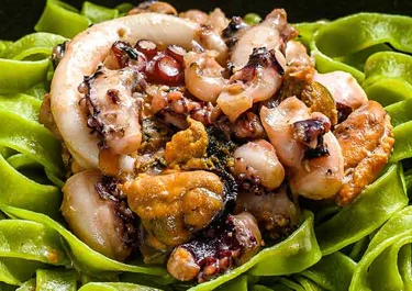 Pasta de espinacas con pulpo y crema de curry rojo