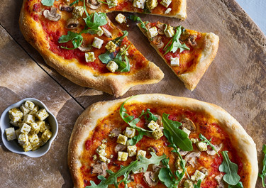 Pizza med vitost, svamp och ruccola