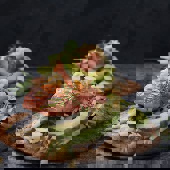 Tostadas med Präst®, lax, avokado och snabbinlagda grönsaker