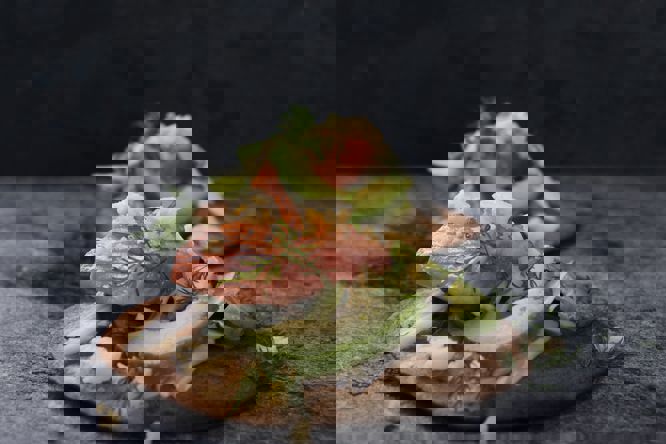 Tostadas med Präst®, lax, avokado och snabbinlagda grönsaker