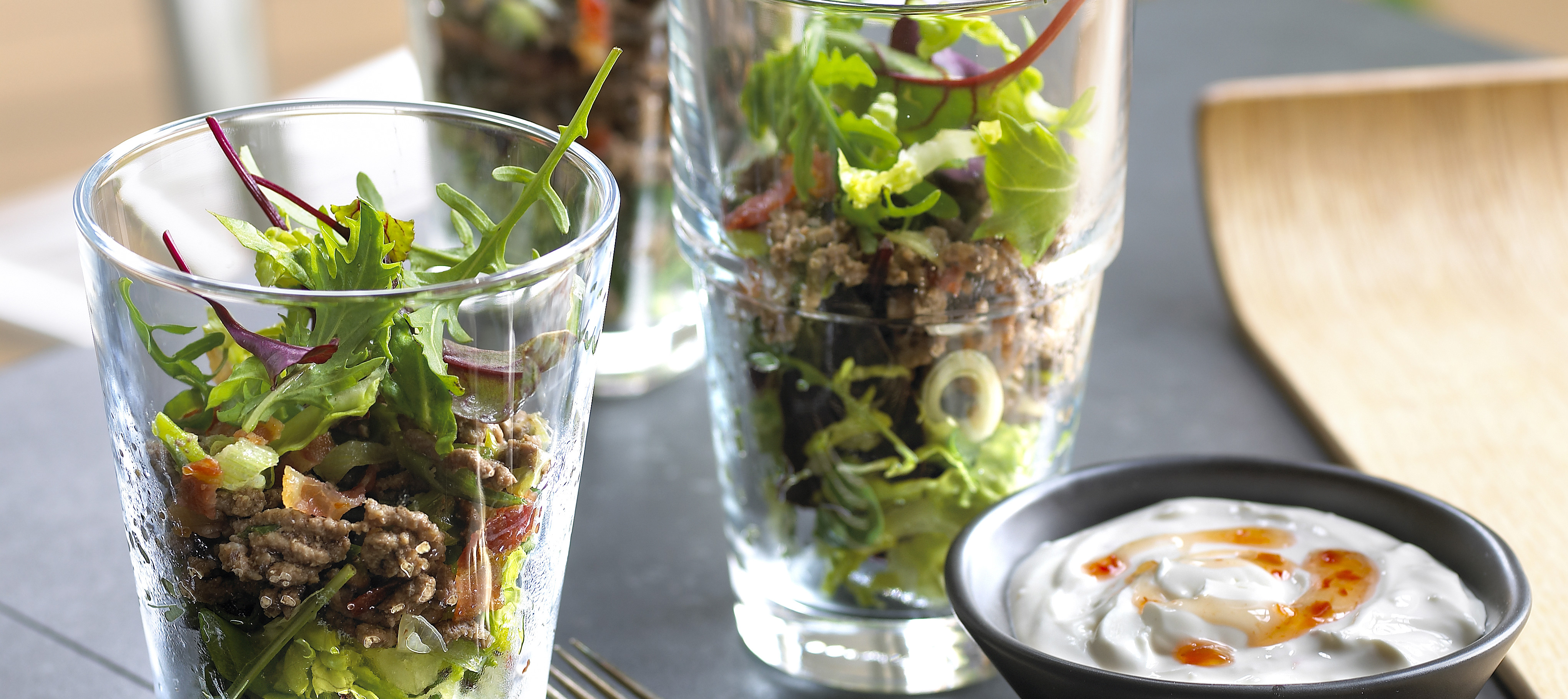 Salat med oksekød og bacon