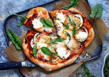 Tuorejuusto-kesäkurpitsapizza
