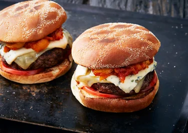 Grillad double cheeseburger med aprikosketchup