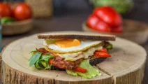 Grilled Cheese Sandwich mit Bacon und Spiegelei
