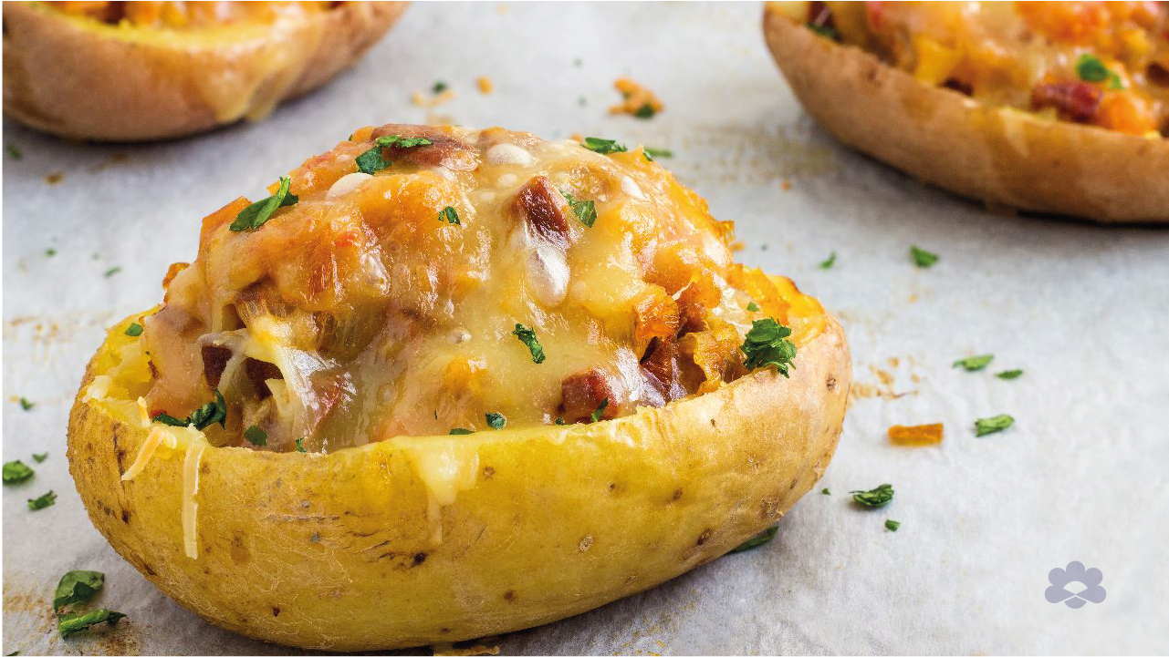 صينية بطاطس مخبوزة مع الجبنة
