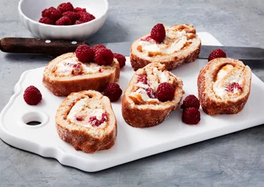 Rulltårta med hallon, dulce de leche och grädde