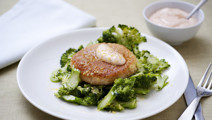 Risottobullar med broccolisallad och rosa sås