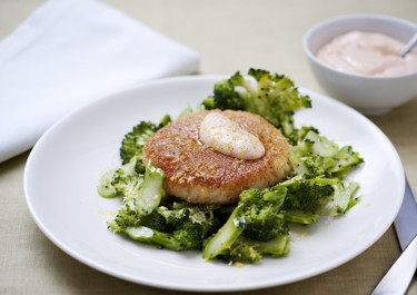 Risottobullar med broccolisallad och rosa sås