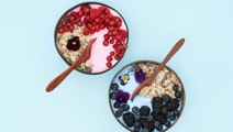 Kokosskyr bowl med chiafrø og bær
