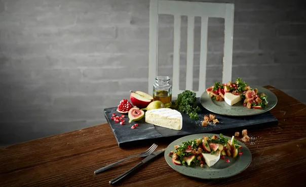 Fersk salat og Castello Hvit med Geit