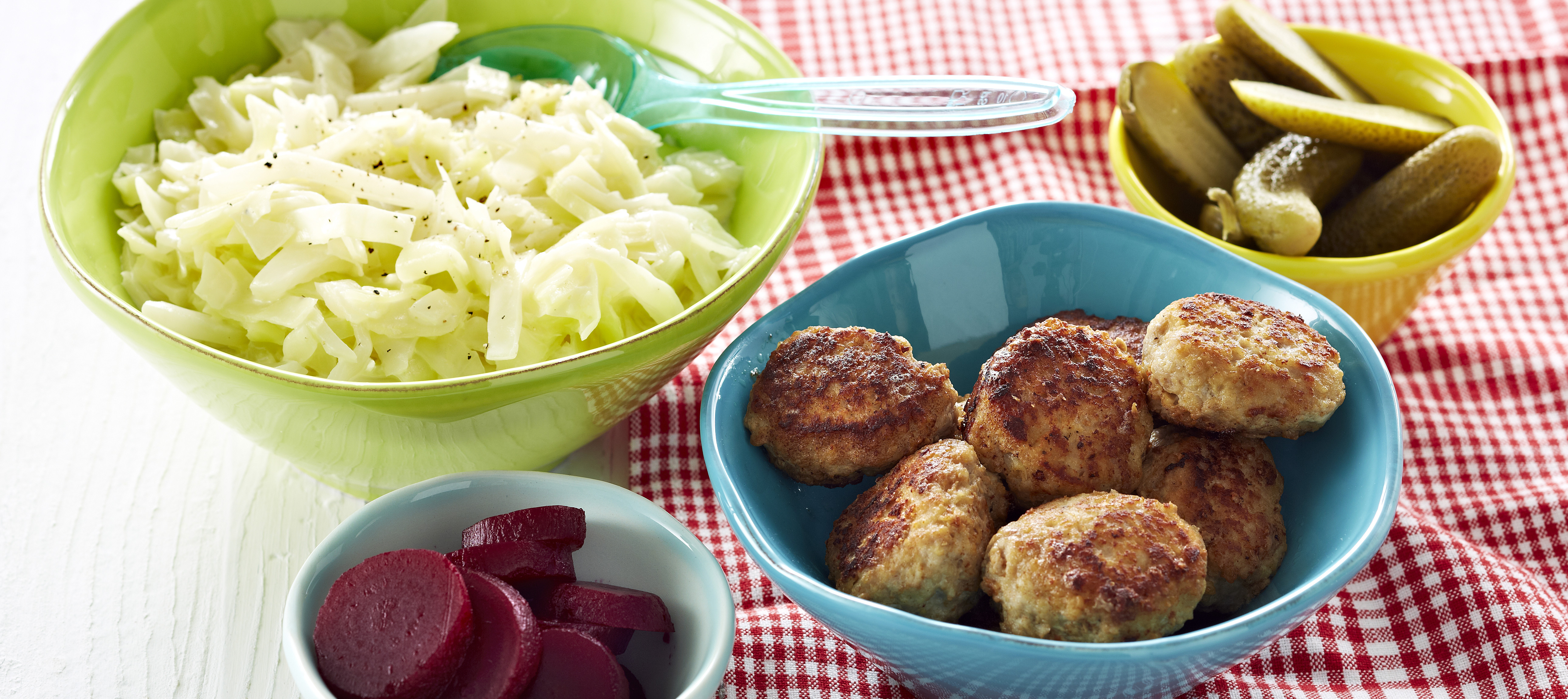 Stuvet hvidkål og frikadeller