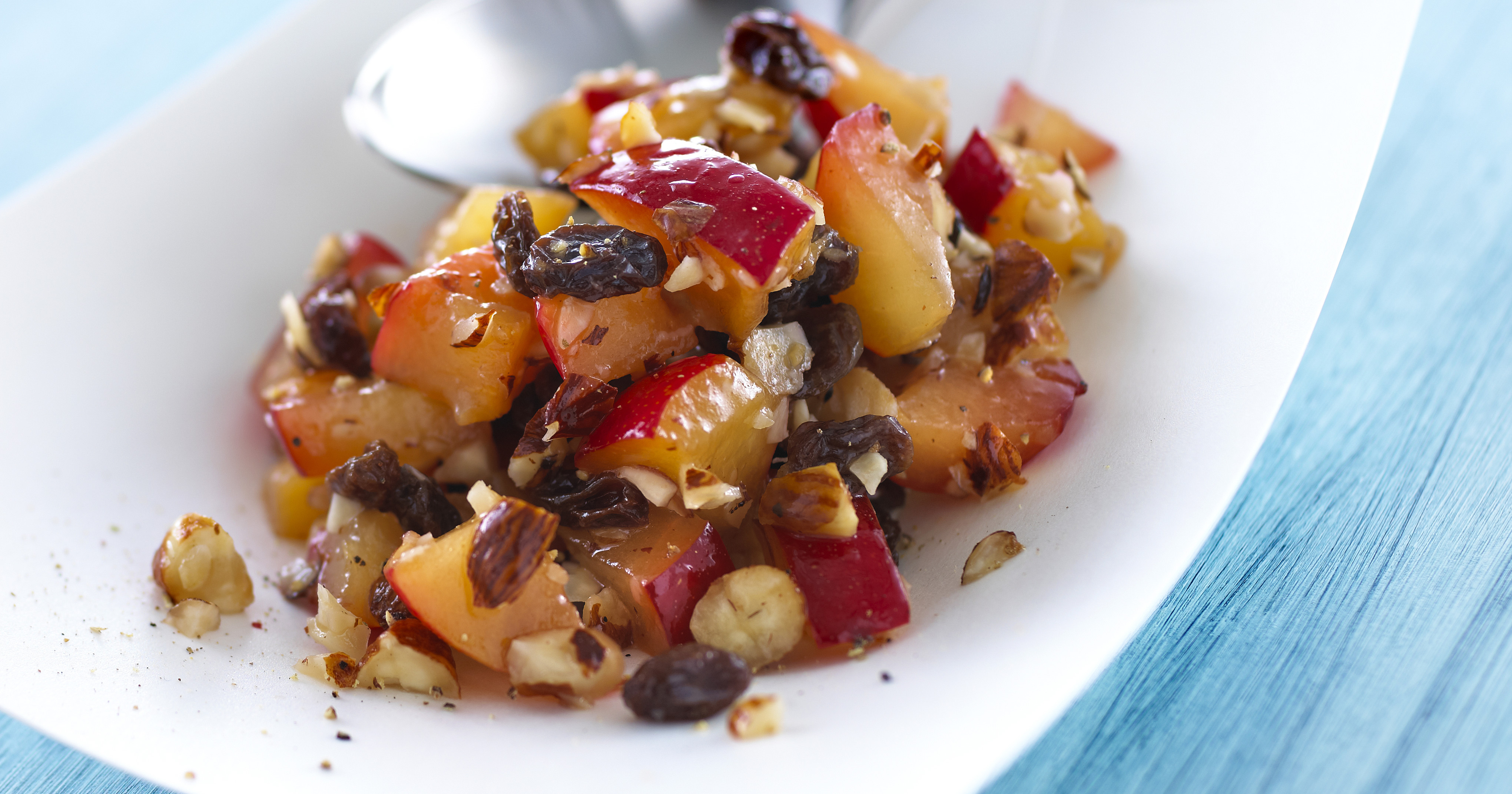 Råmarinerede blommer og nødder