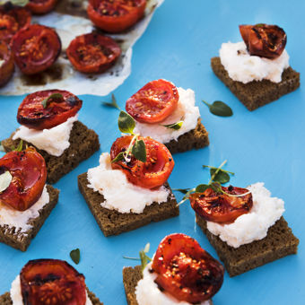 Parmesankräm med ugnsbakade körsbärstomater