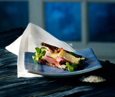 Rugbrødscrostini med and og mangochutney