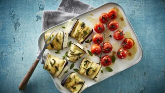 Fyldte aubergineruller og bagte stilktomater