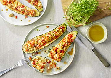 Gebackene Zucchini mit Paprika und mariniertem Hirtenkäse