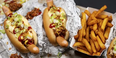 Rehti ja rosoinen chilidogi – New Yorkin take away -klassikko parhaimmillaan.