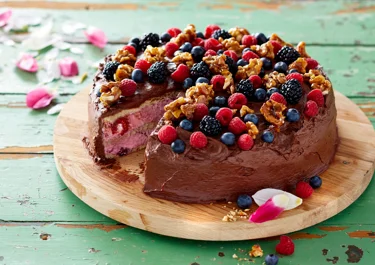 Chokoladelagkage med skovbærmousse