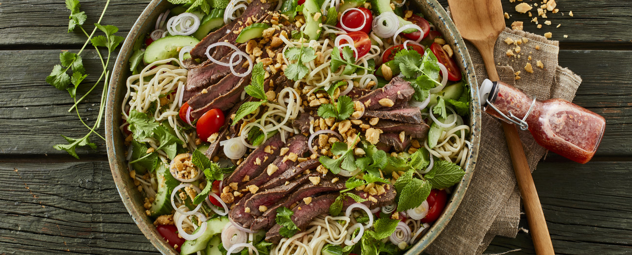 Asiatisk biffsallad med risnudlar