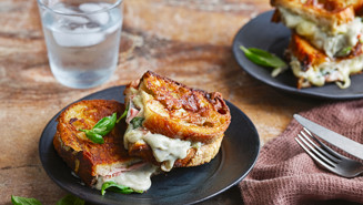 Toast med ädelost och skinka