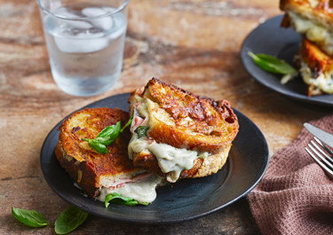 Toast med ädelost och skinka