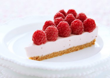 Vadelma-pannacottapiirakka