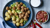 Små kødboller med krydret rabarberkompot