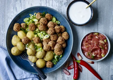 Små kødboller med krydret rabarberkompot