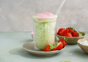 Matcha proteïneshake met vanille skyr en aardbeienschuim
