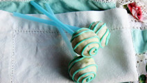 Mustikka-valkosuklaa Cake Pops