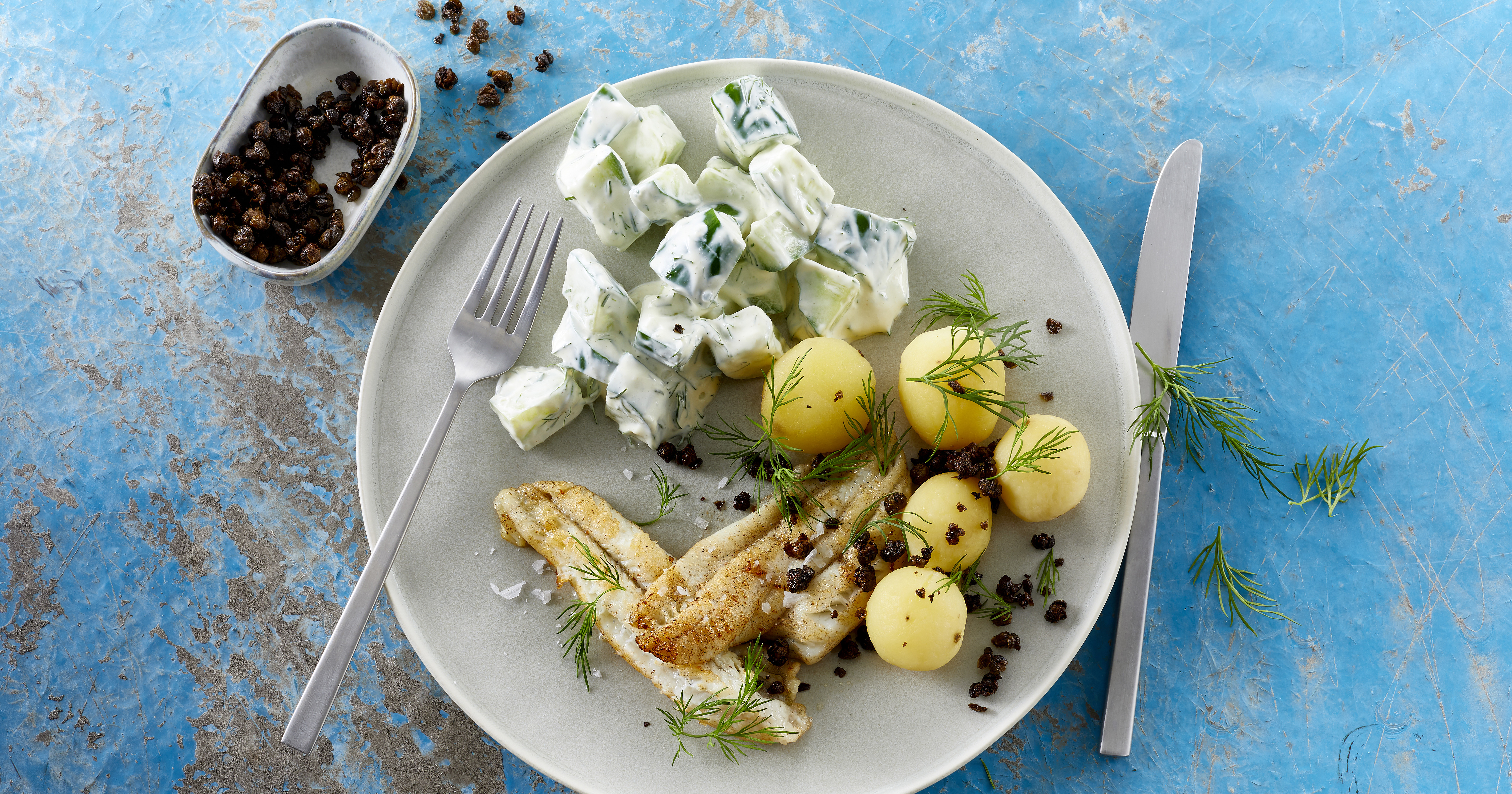 Fiskefileter med sprøde kapers og lun agurkesauce