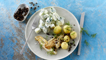 Fiskefileter med sprøde kapers og lun agurkesauce