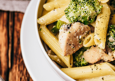 Pasta con pollo y brócoli