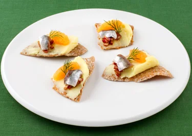 Värdshusknäcke med potatiskräm, syrad rödlök och löjrom
