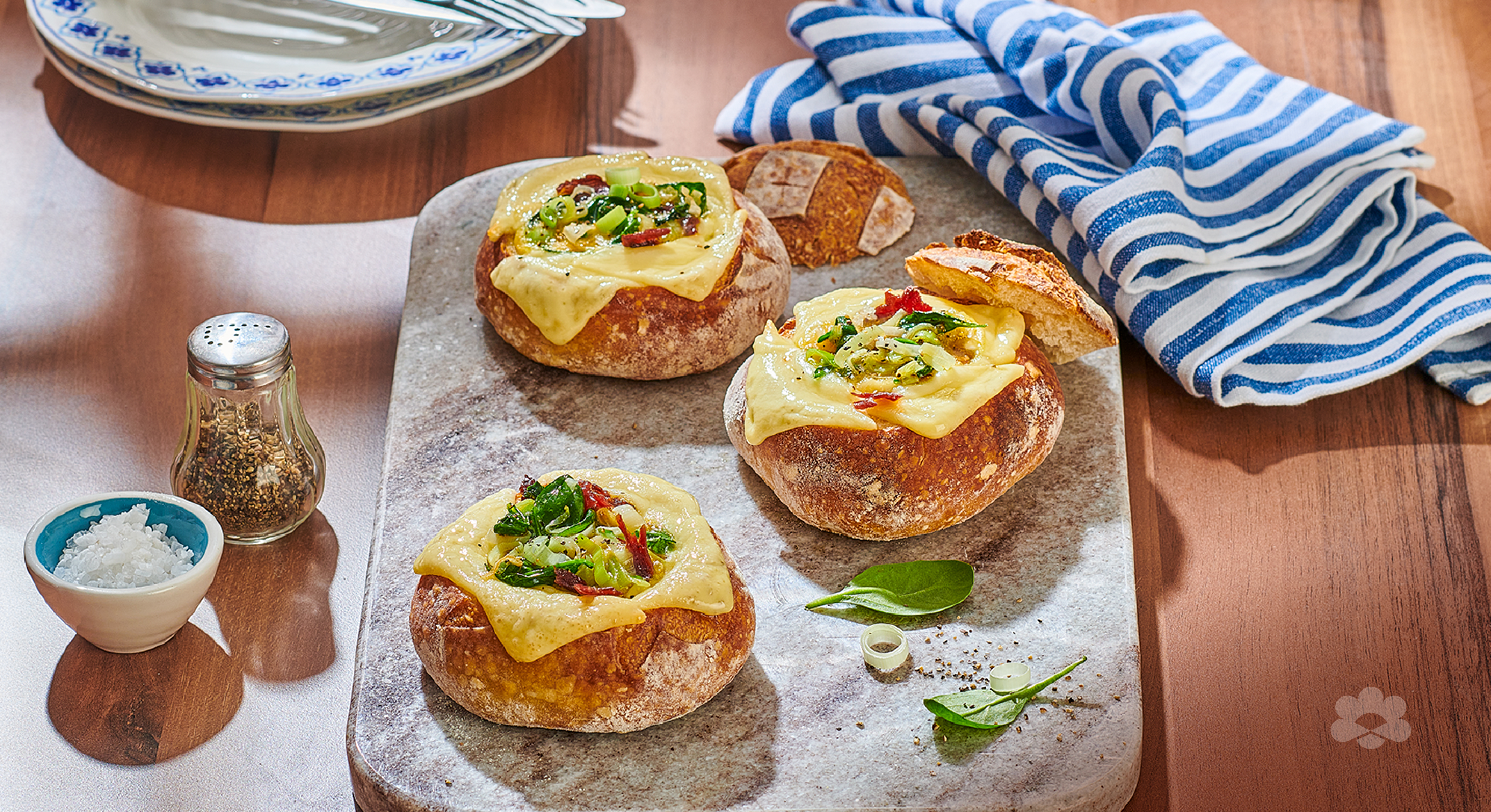 جبنة هافارتي مع البيض المطبوخ في طبق من الخبز